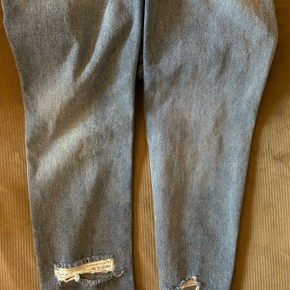 Almost Famous Boyfriend Distressed Jeans Sz 3 NWT - Picture 4 of 11